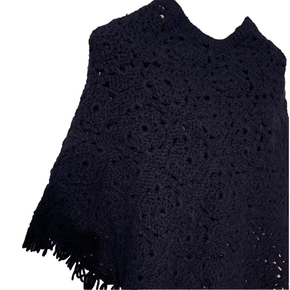 Small hand made navy blue crocheted poncho shrug with fringe - Picture 3 of 10